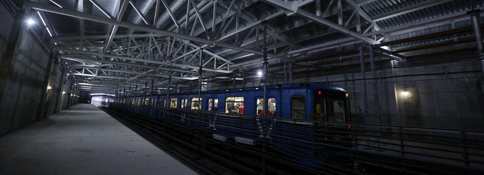 На станции метро «Спортивная» смонтировали первую раздвижную дверь