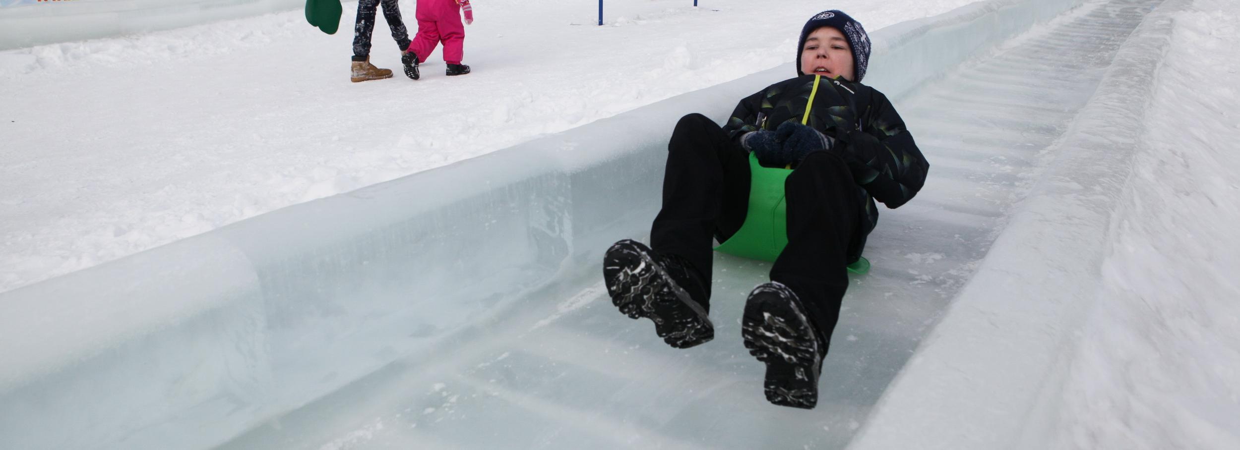 Минпромторг разрешил строить во дворах горки из снега