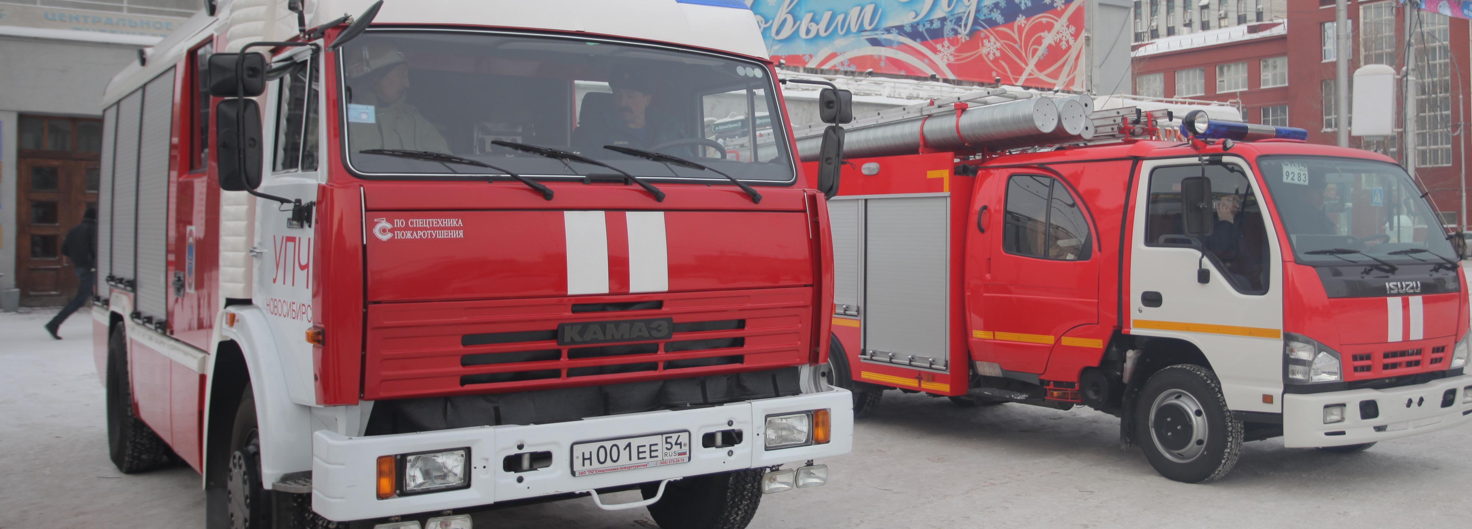 Новосибирцы закидали снегом загоревшийся немецкий автомобиль