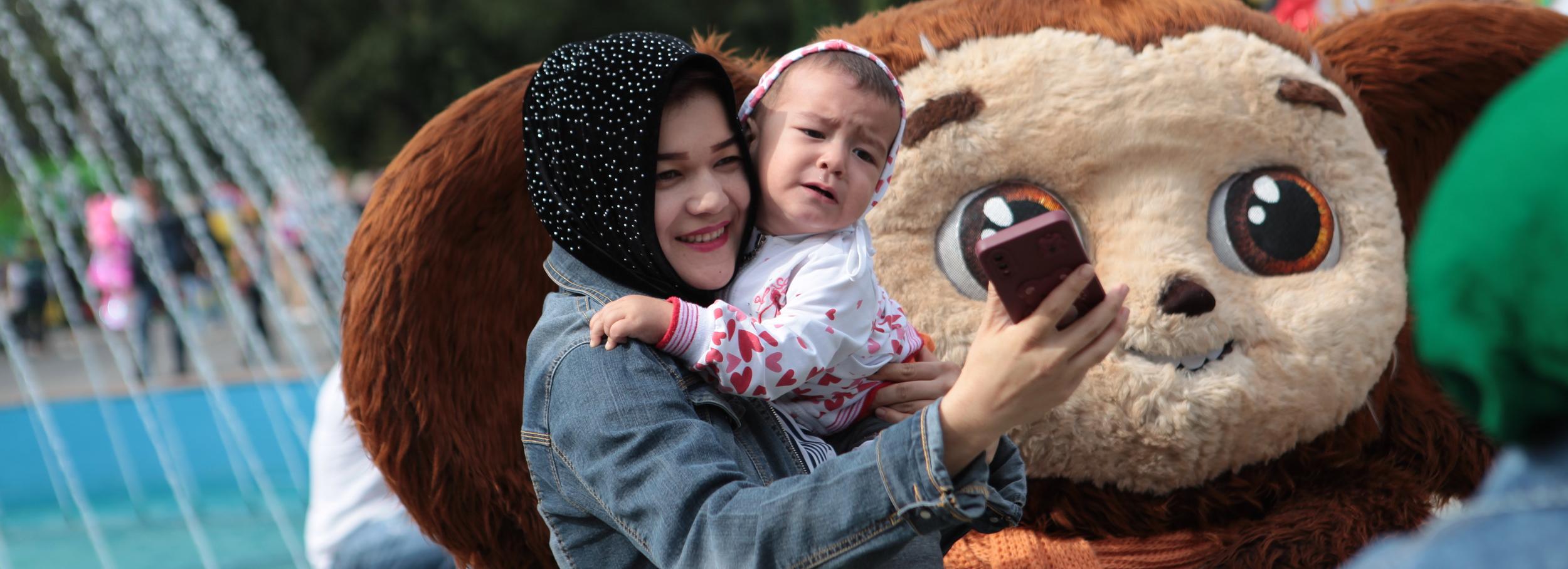 Зоопарк празднует день рождения пенной вечеринкой и парадом техники