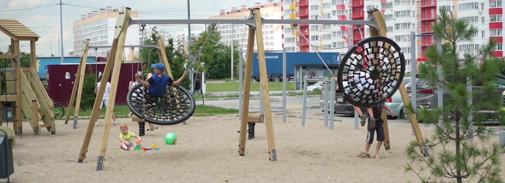 Детскую площадку с качелями-корзинами открыли в «Матрёшкином дворе»