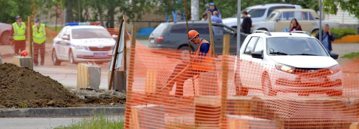 Перекрёсток в Первомайском районе сузили из-за ремонта теплотрассы