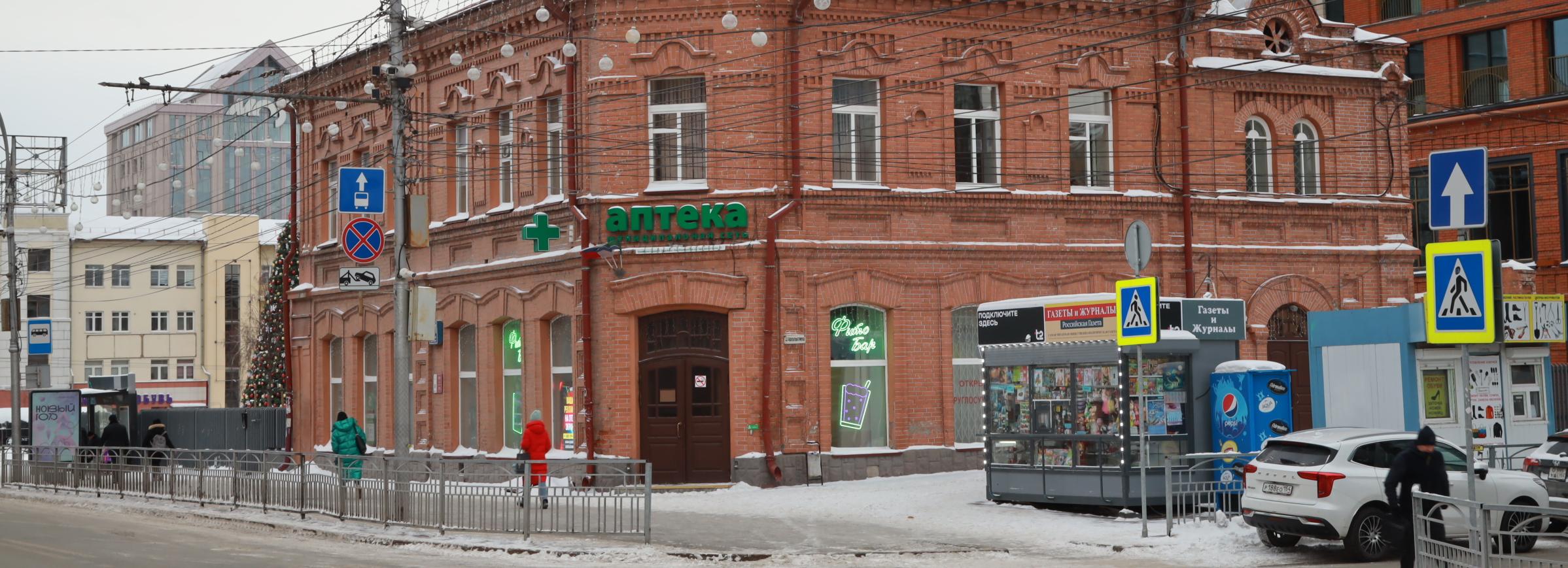 Здание аптеки на Красном проспекте хотят украсить необычным барельефом