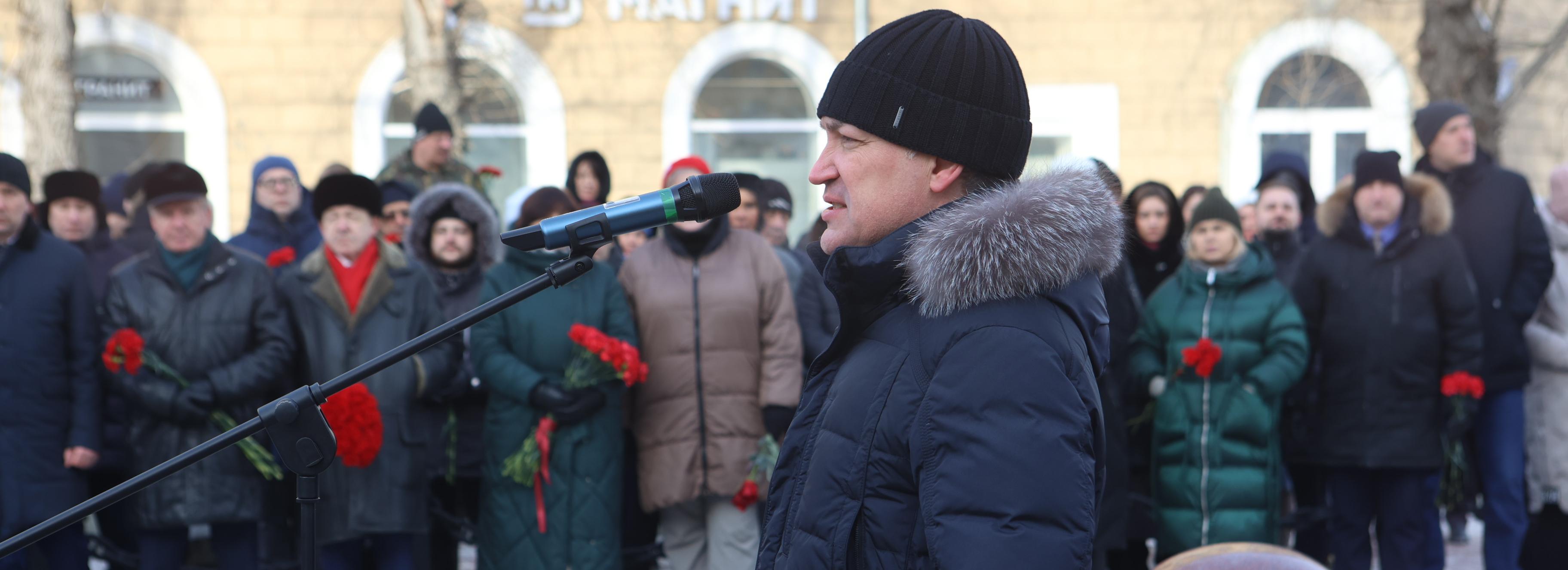 Мэр Кудрявцев возложил цветы к стеле на Аллее блокадников