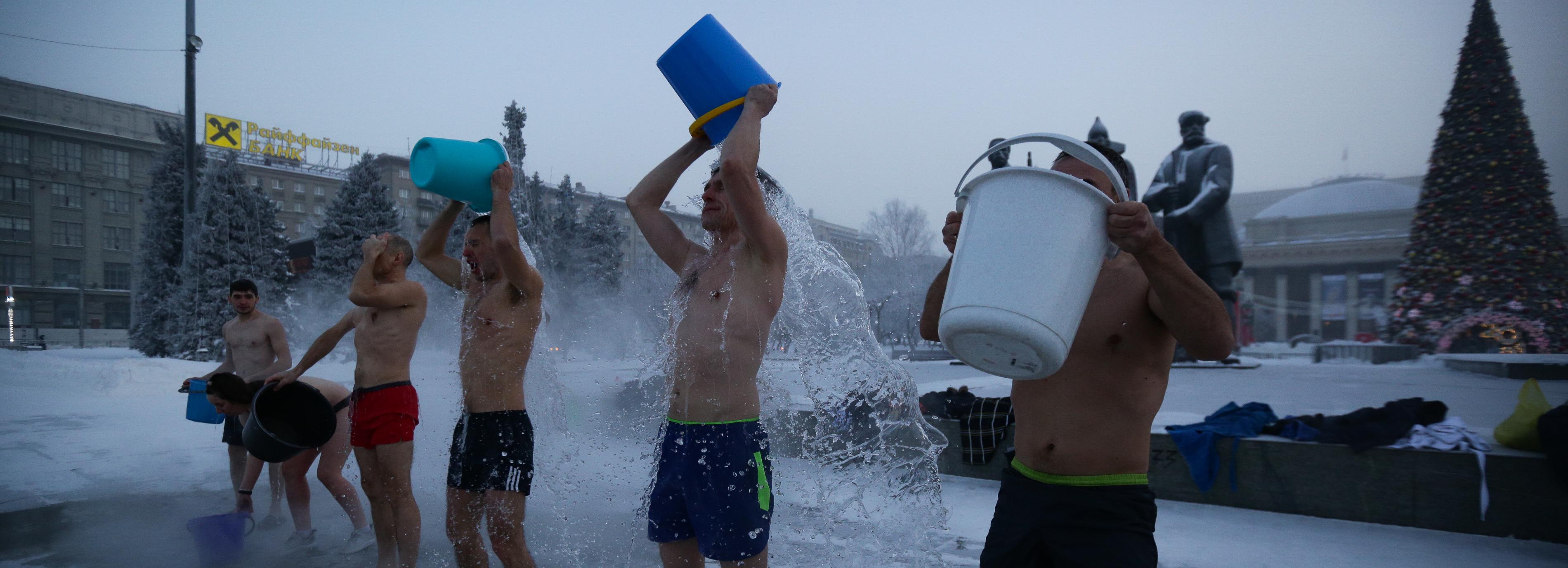 Новосибирцы облились водой на площади Ленина в скрипучий мороз