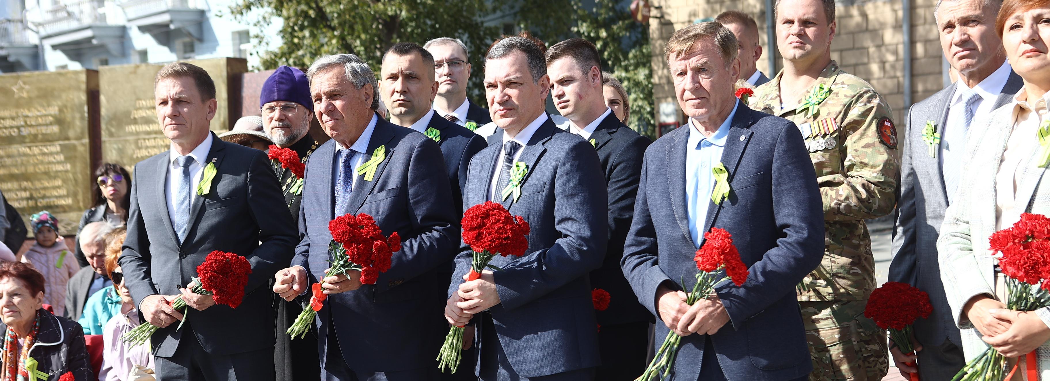 Мэр Кудрявцев возложил цветы в память о блокаде Ленинграда