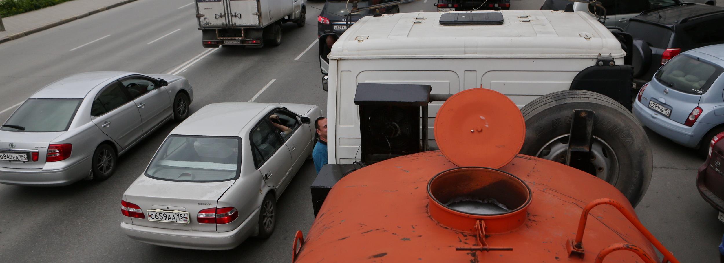 126 километров тротуаров вымыли в Новосибирске за сутки