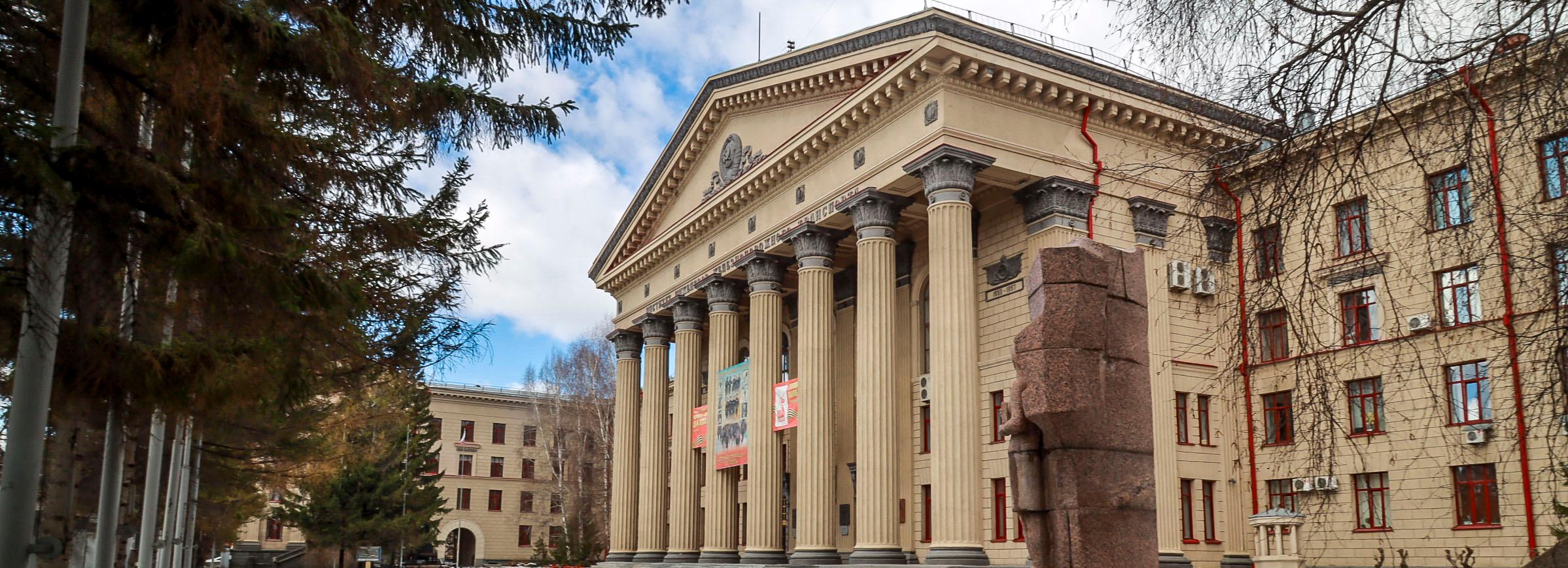 Ампир и наука о транспорте: гуляем по самому красивому вузу Новосибирска