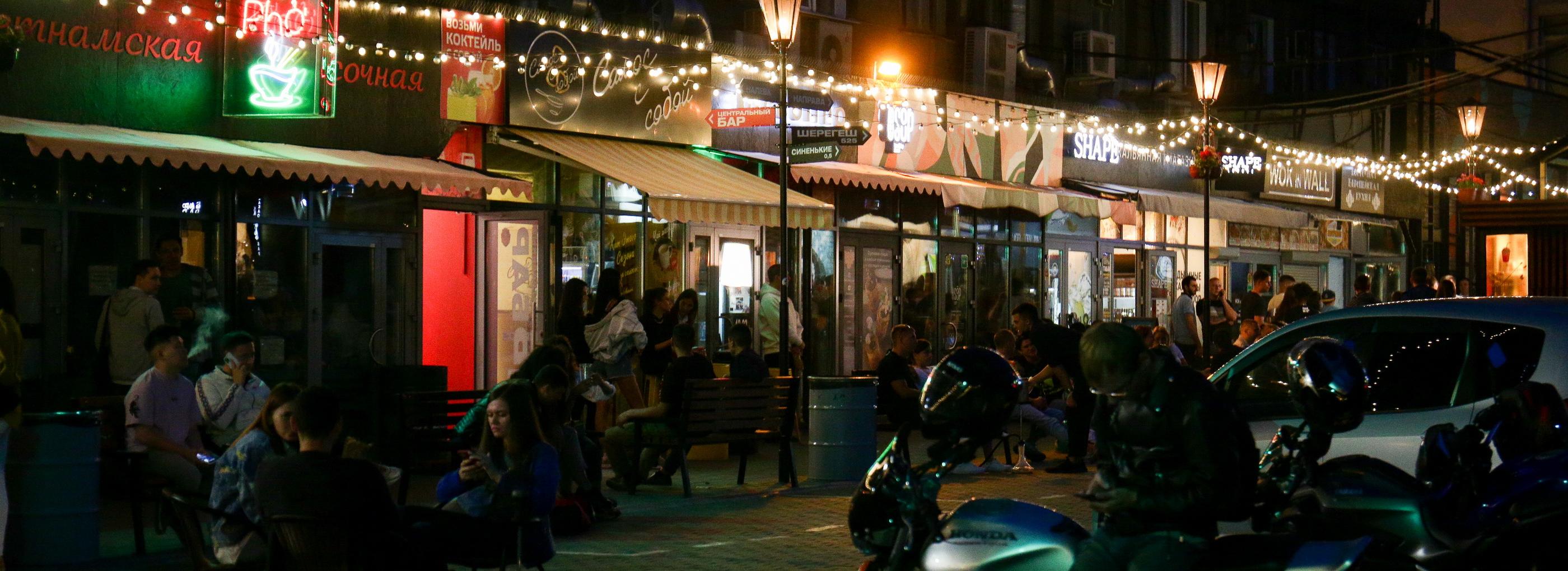 Включать музыку после 10 вечера запретили новосибирскому «Гастродворику»