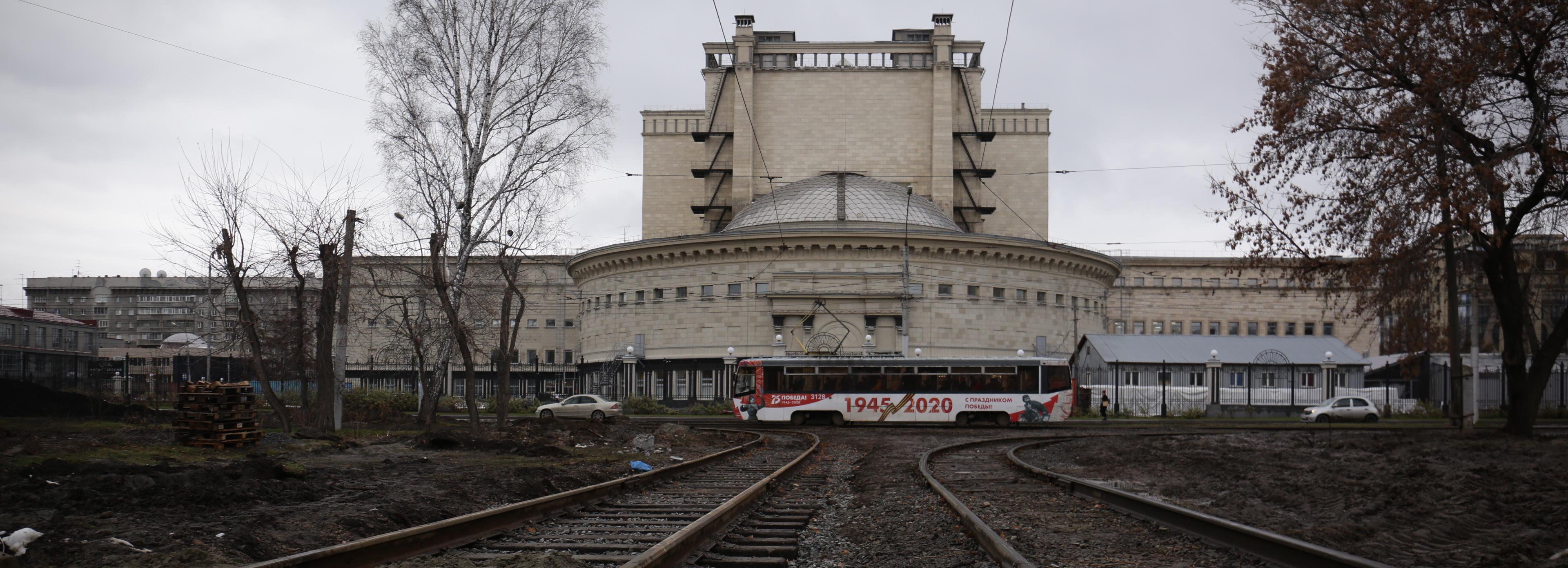 В сквере за оперным театром сносят сухостойные деревья