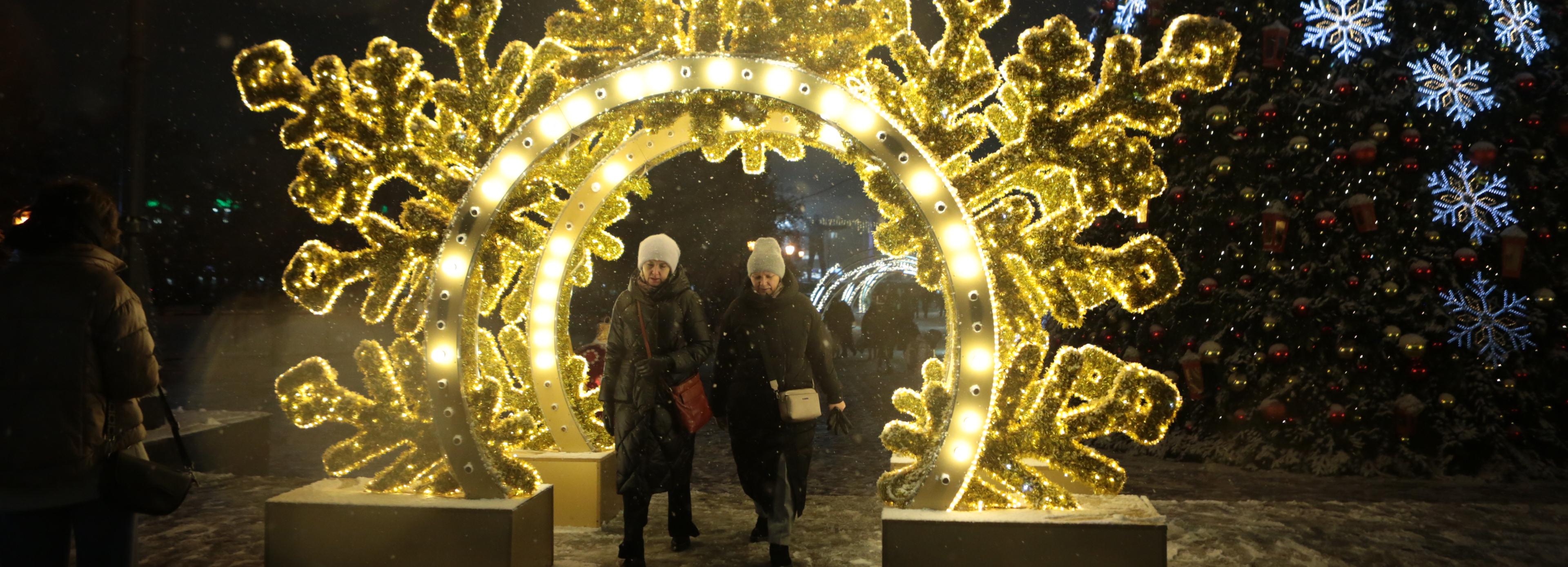 Новогоднюю иллюминацию включили в Новосибирске в первый день зимы