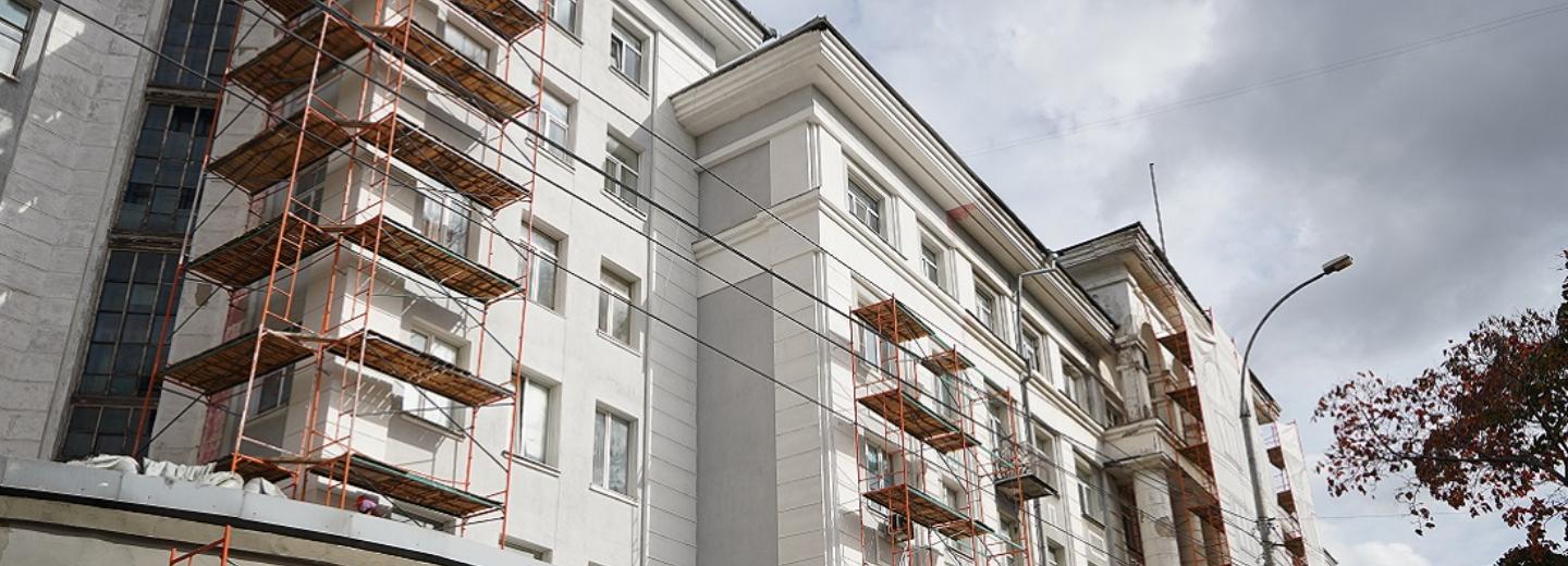 Капремонт сложного фасада Дома грузчиков завершат в 2025 году