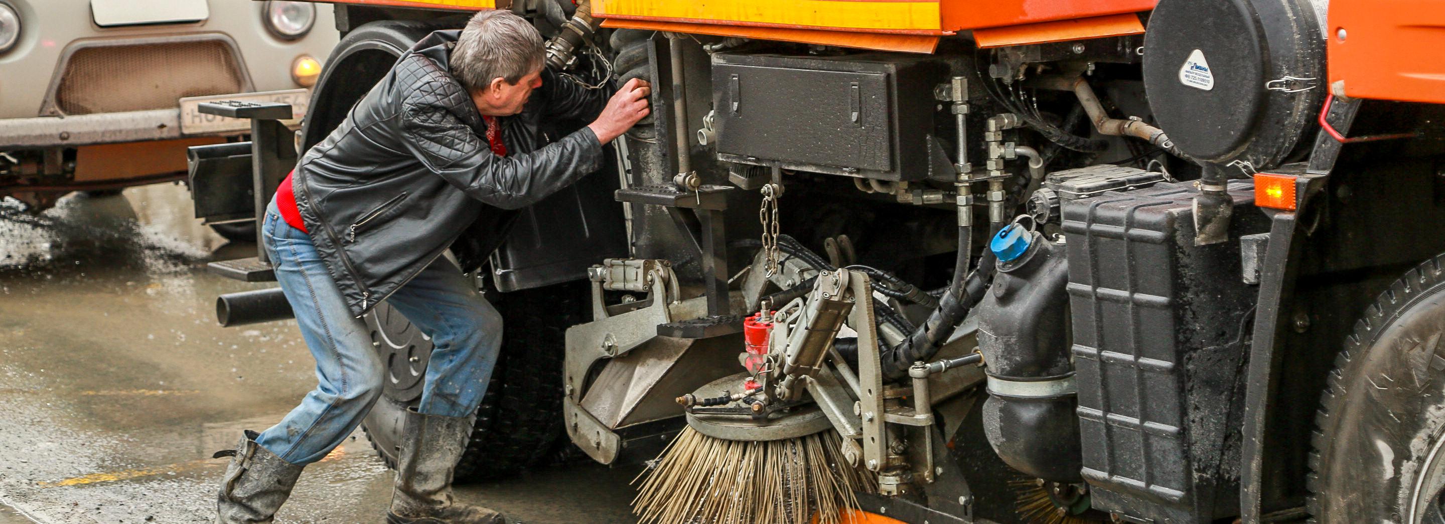 Щётки вместо плуга: ДЭУ переодевают технику к весне в Новосибирске