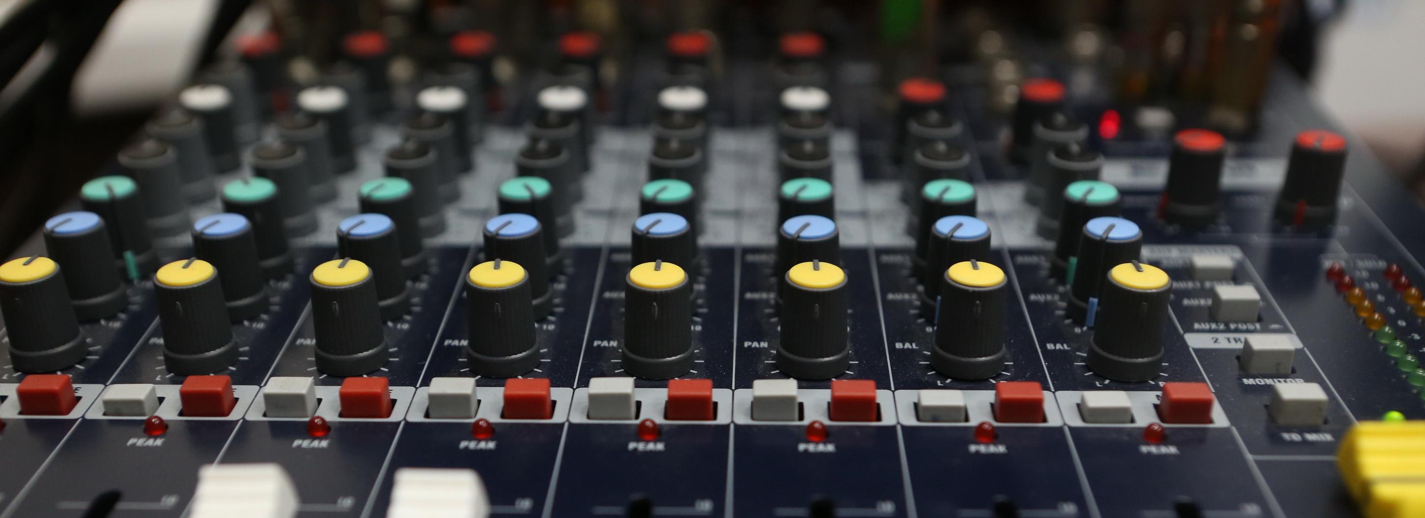 Замглавы Дзержинского района ответит на вопросы в прямом эфире Горволны