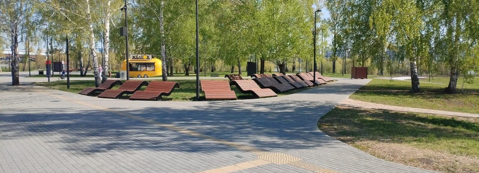 Летние душевые и шезлонги установили в новом парке «Арена»