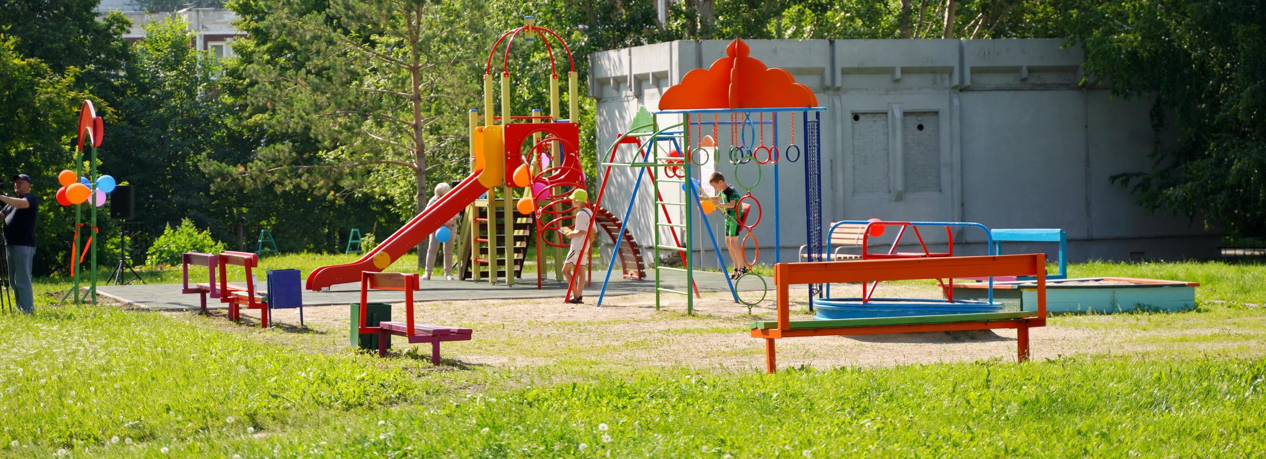 Детскую площадку установили в Снегирях при поддержке «Единой России»