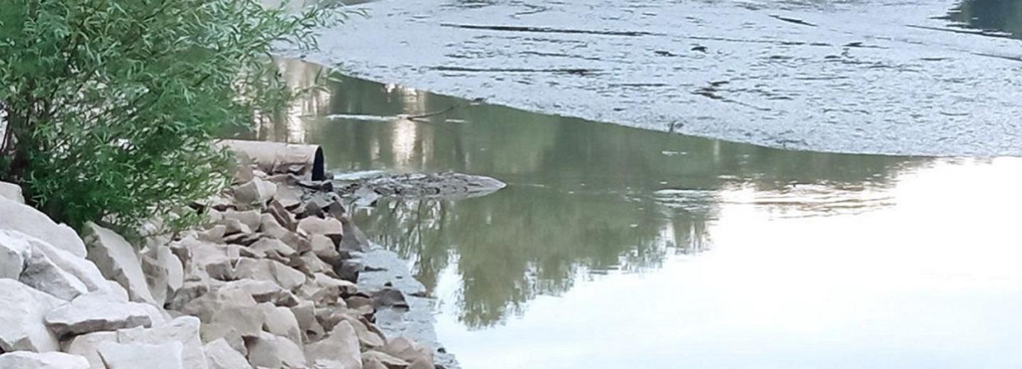 Трубу со стекающими в Обь нефтепродуктами нашли в «Европейском береге»