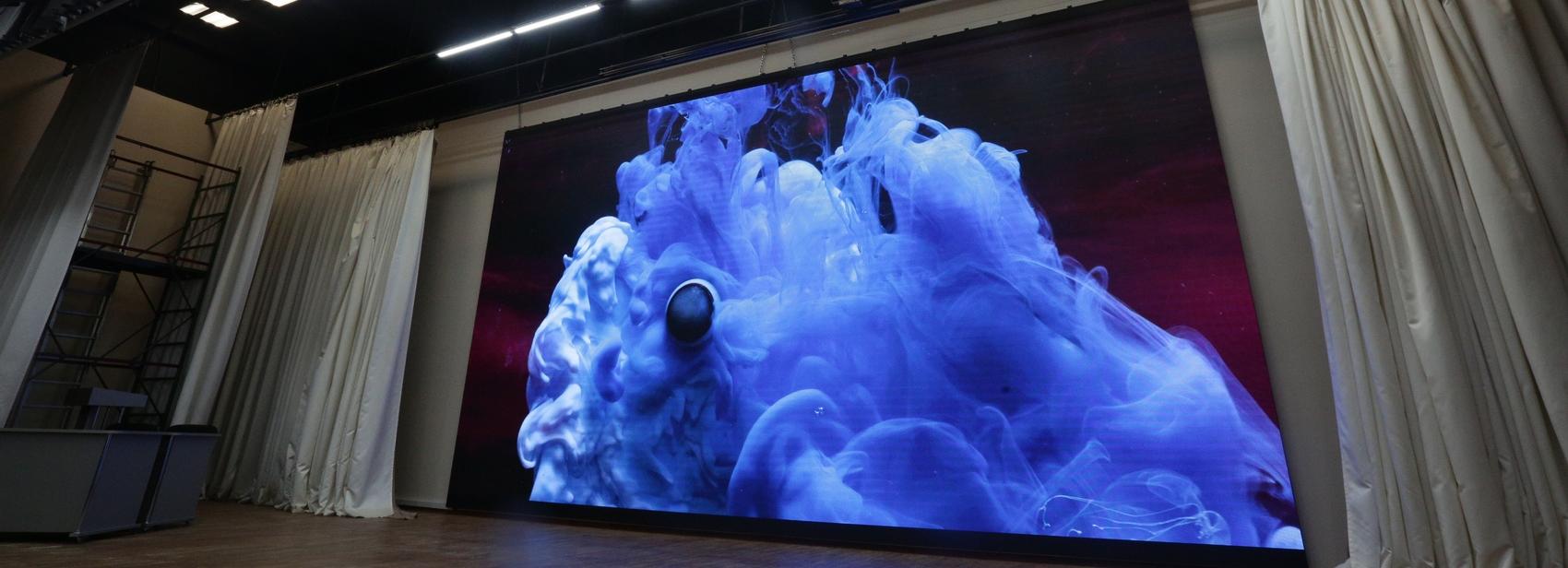 Актовый зал с большим экраном открыли в центре «Юниор» в Новосибирске