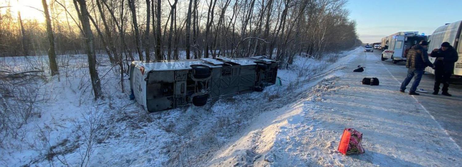 Грузовик опрокинул автобус с 43 пассажирами на Ордынской трассе