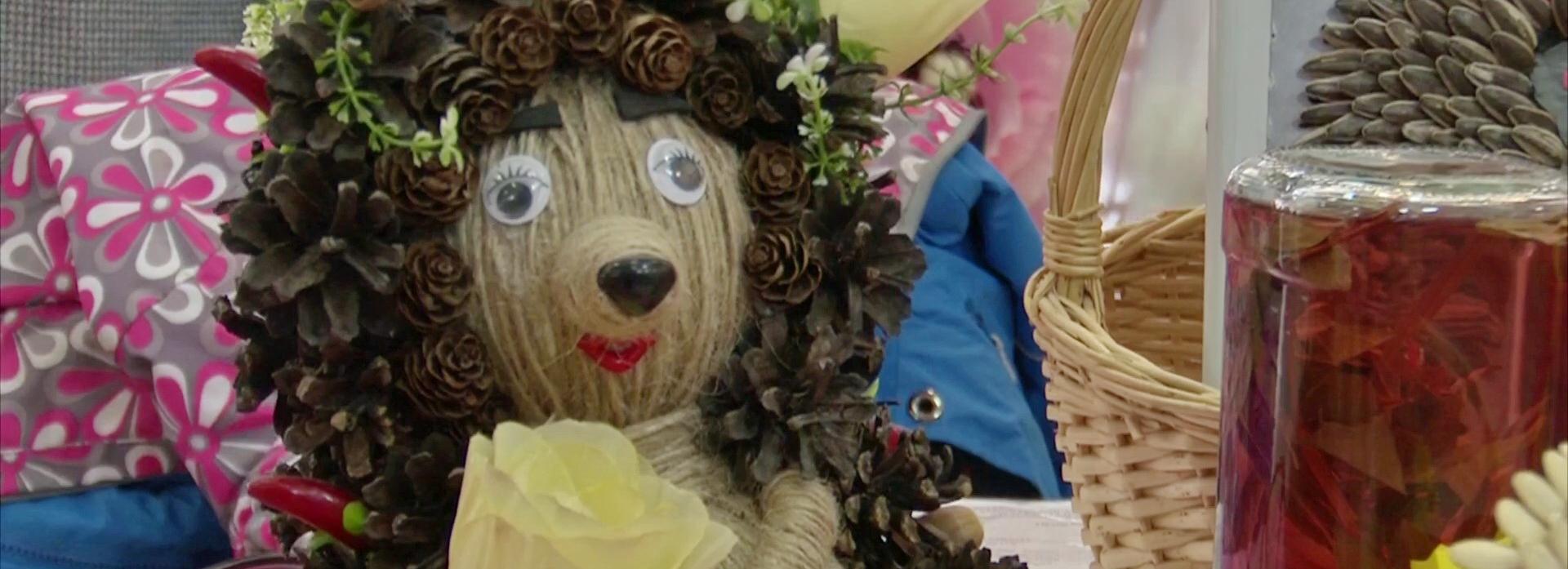 Забавных зверюшек из овощей и шишек сделали дети для «Родника добра»