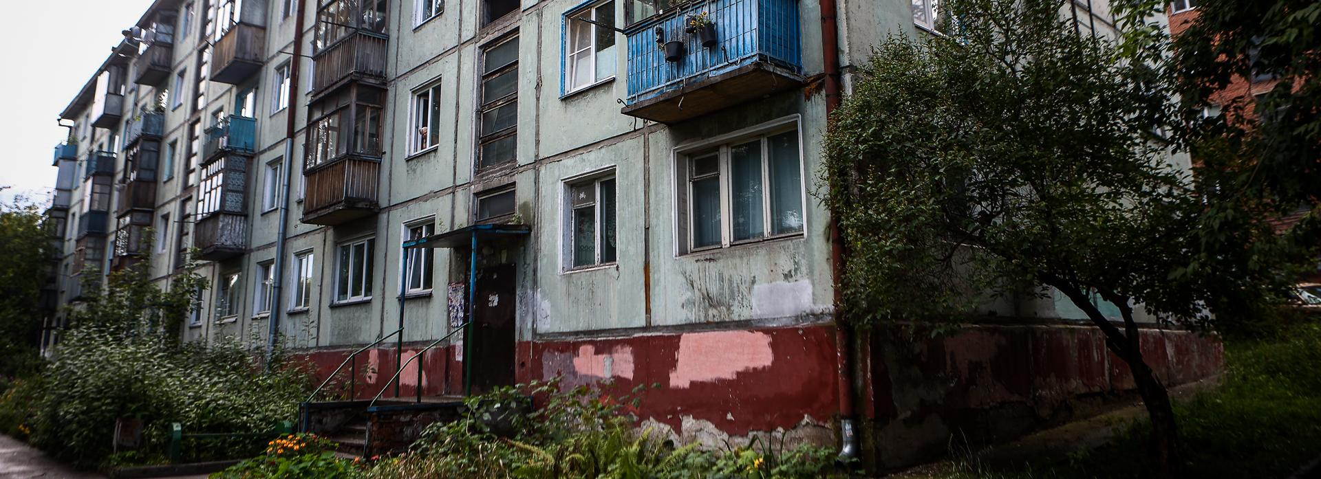 Панель частично вывалилась наружу: на Первомайской снесут ветхую хрущёвку