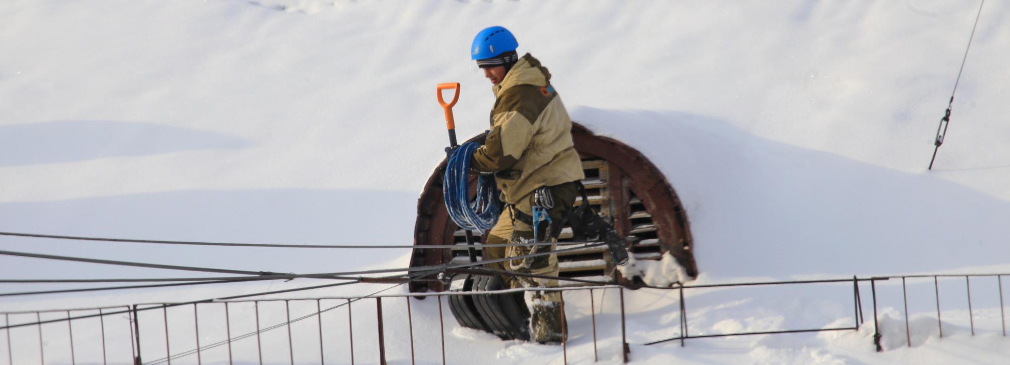 Резкая оттепель может вызвать сход снега с крыш в Новосибирске