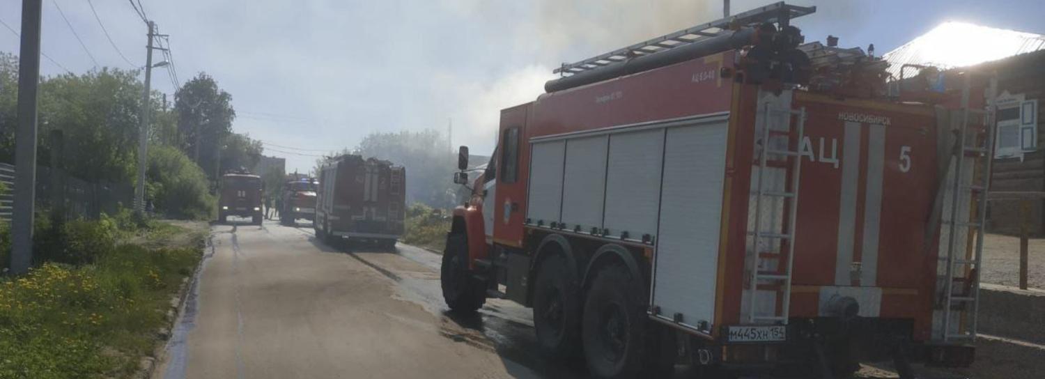 Женщину эвакуировали из подвала горящего дома на улице Лескова