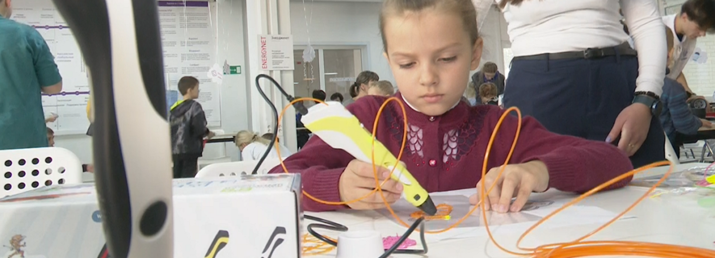 Объёмные фигуры 3D-ручкой рисуют особенные дети в «РоббоКлассе»