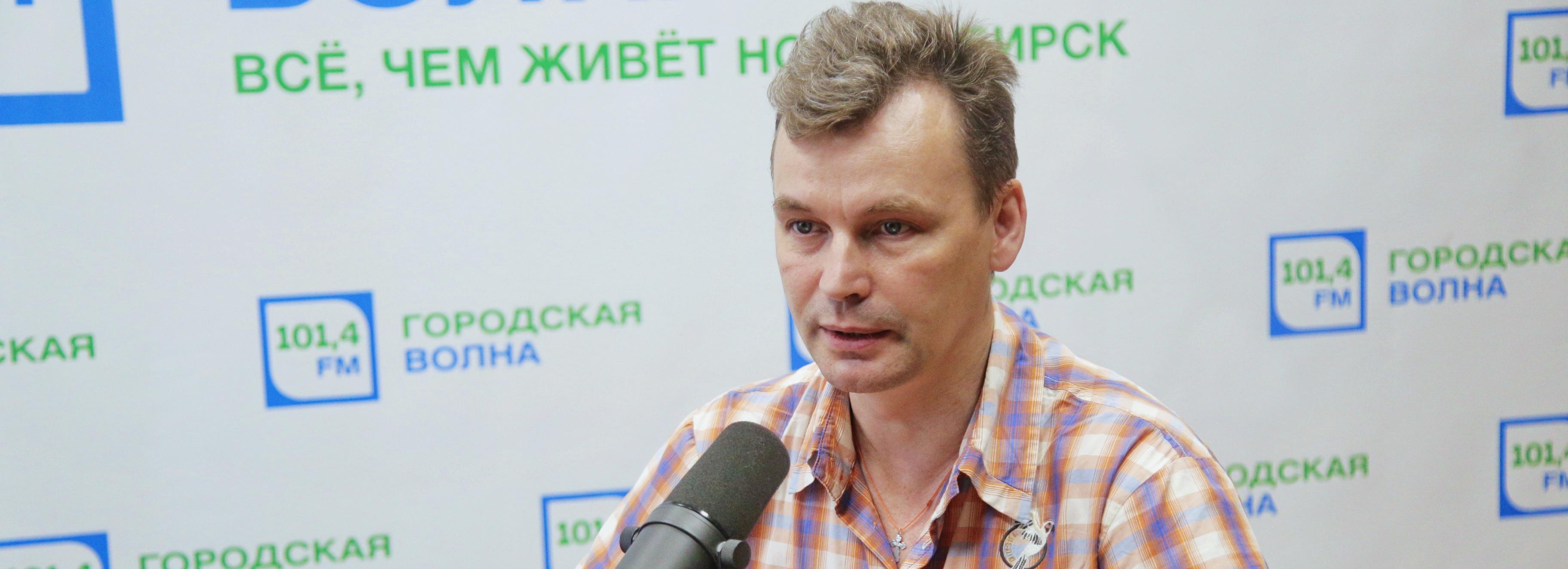 Новосибирский Левша поместил розу в игольное ушко