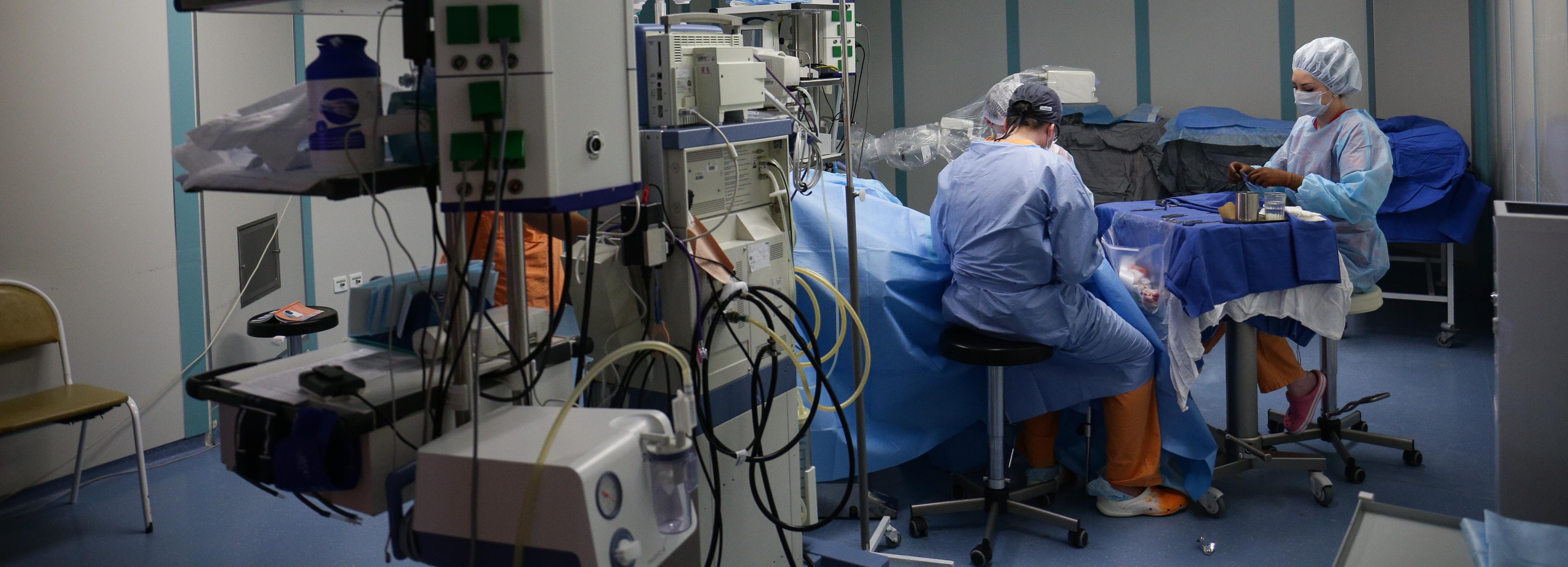 Пострадавшей от клыков медведя женщине провели операцию в НИИТО