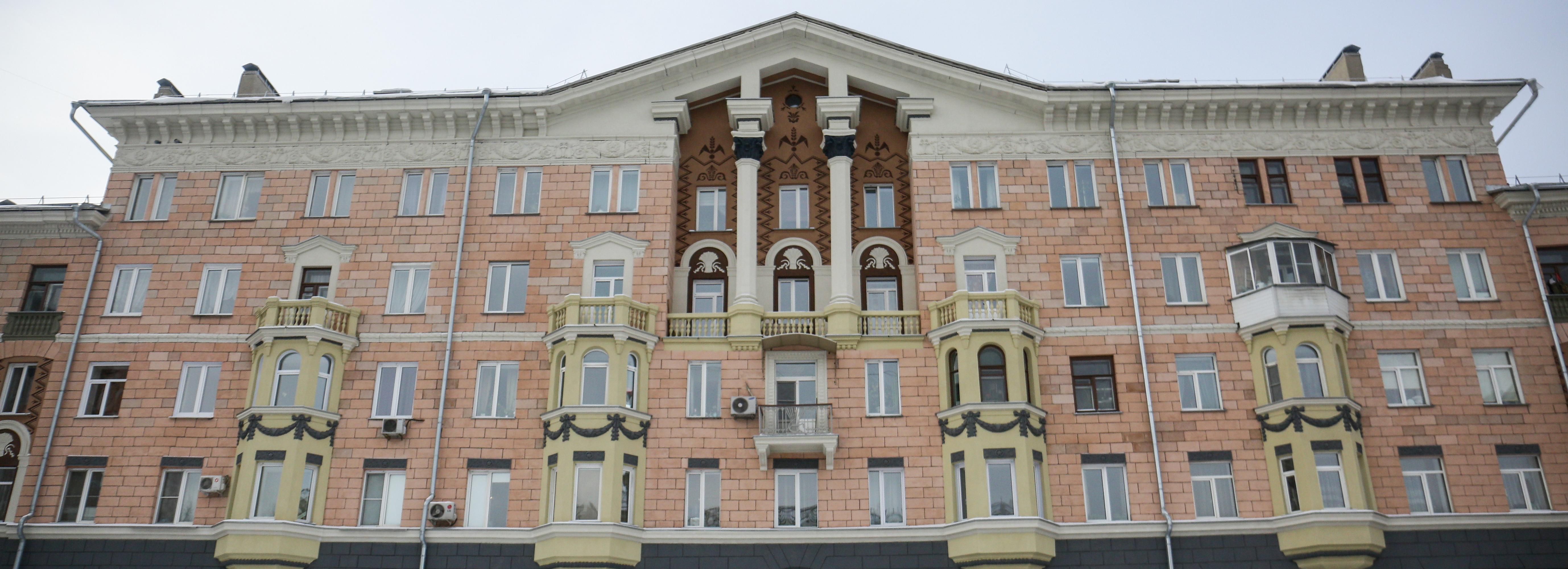 Самую красивую сталинку левобережья избавят от бухтящего фасада