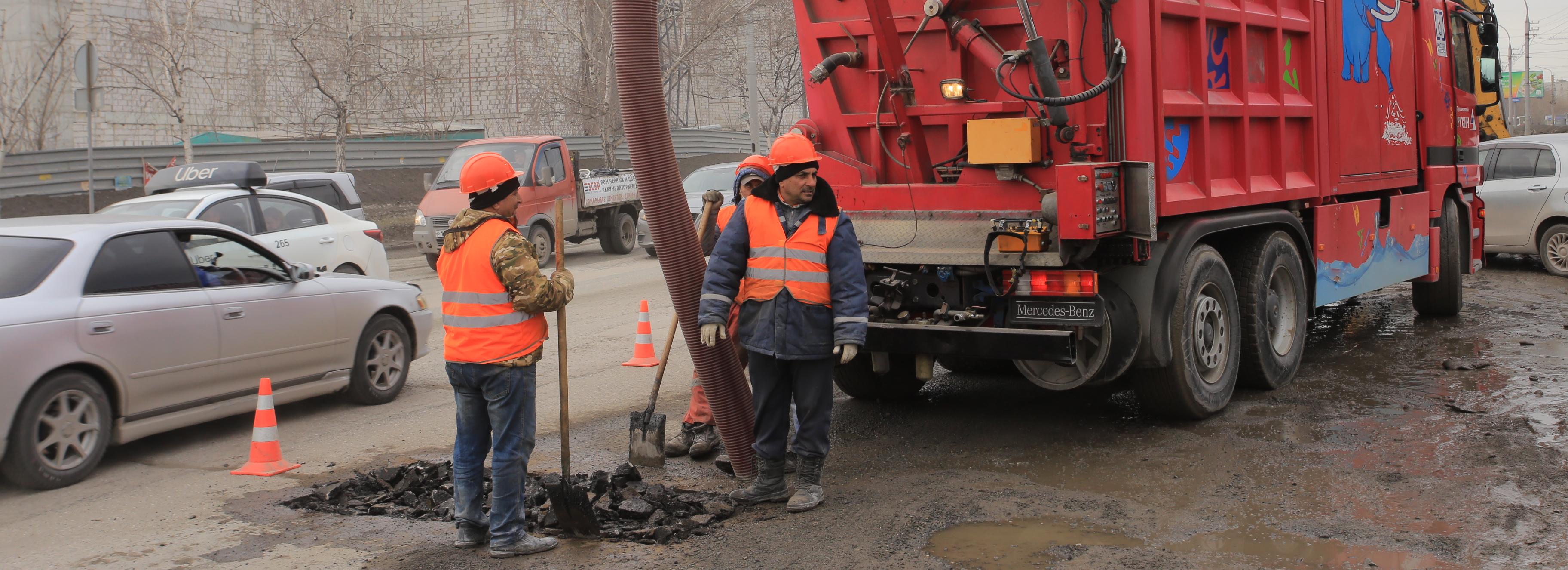Весенний ремонт дорог: ямы на ГБШ заделали литым асфальтом