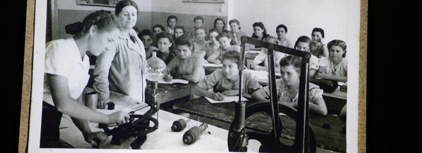 Гипнотическую выставку с военной кинохроникой открыли в Новосибирске