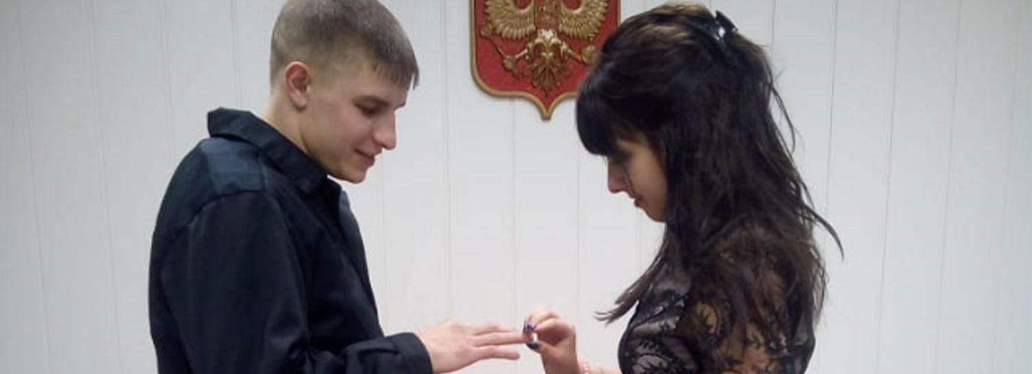 Невеста пришла в чёрном платье на свадьбу с женихом из колонии