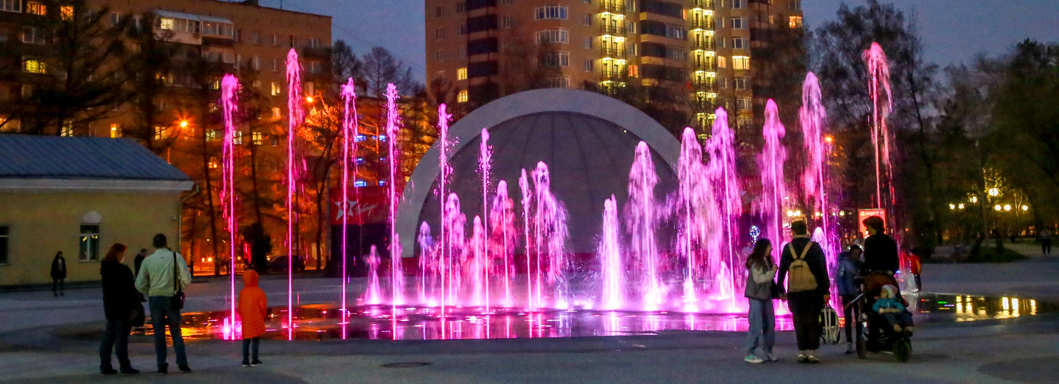 Разноцветный восторг: музыкальный фонтан включили в Центральном парке