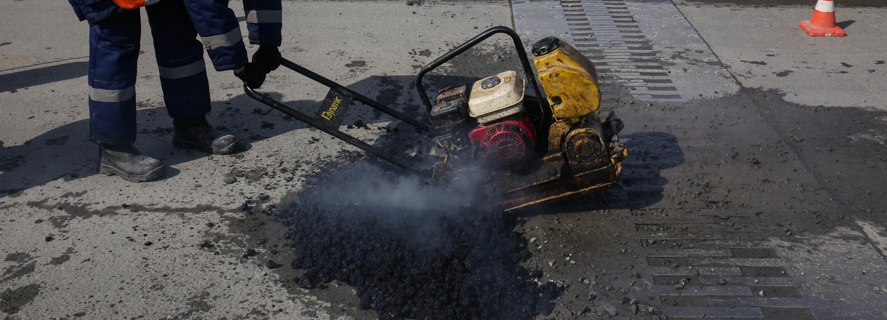 Весенний ремонт дорог: холодный полуфабрикат для Октябрьского моста