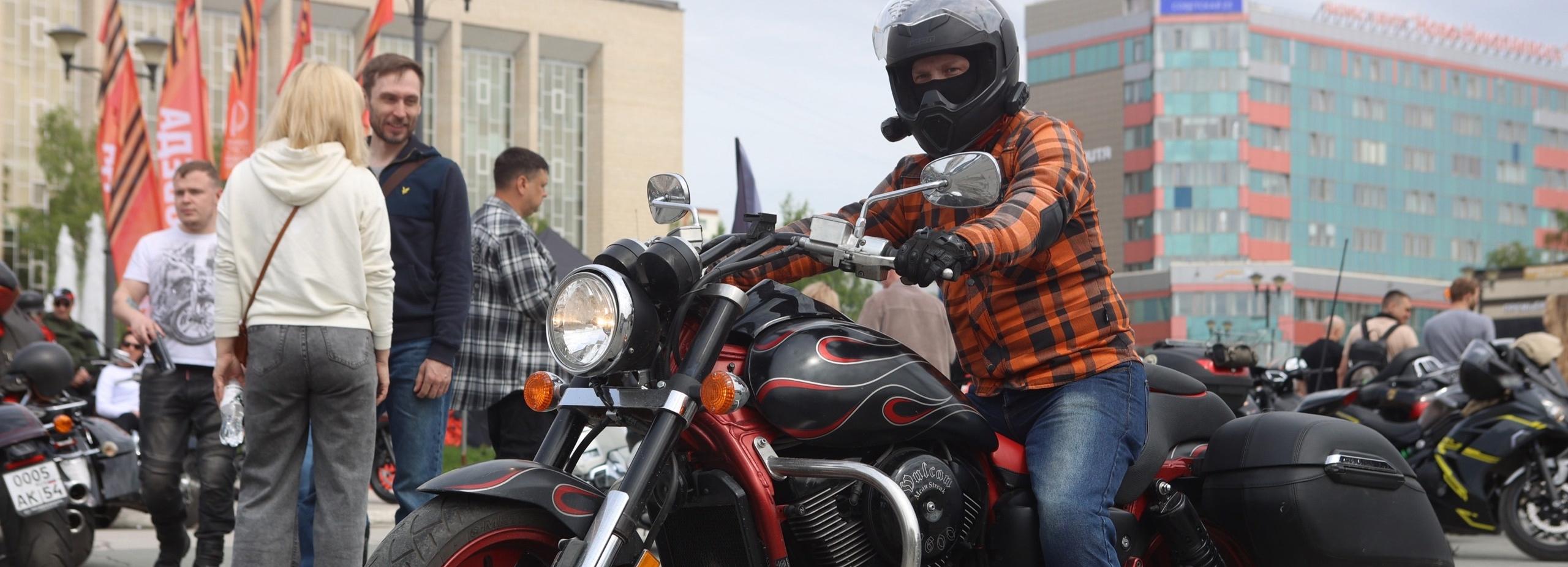 Сотни байкеров заполонили площадь перед ГПНТБ