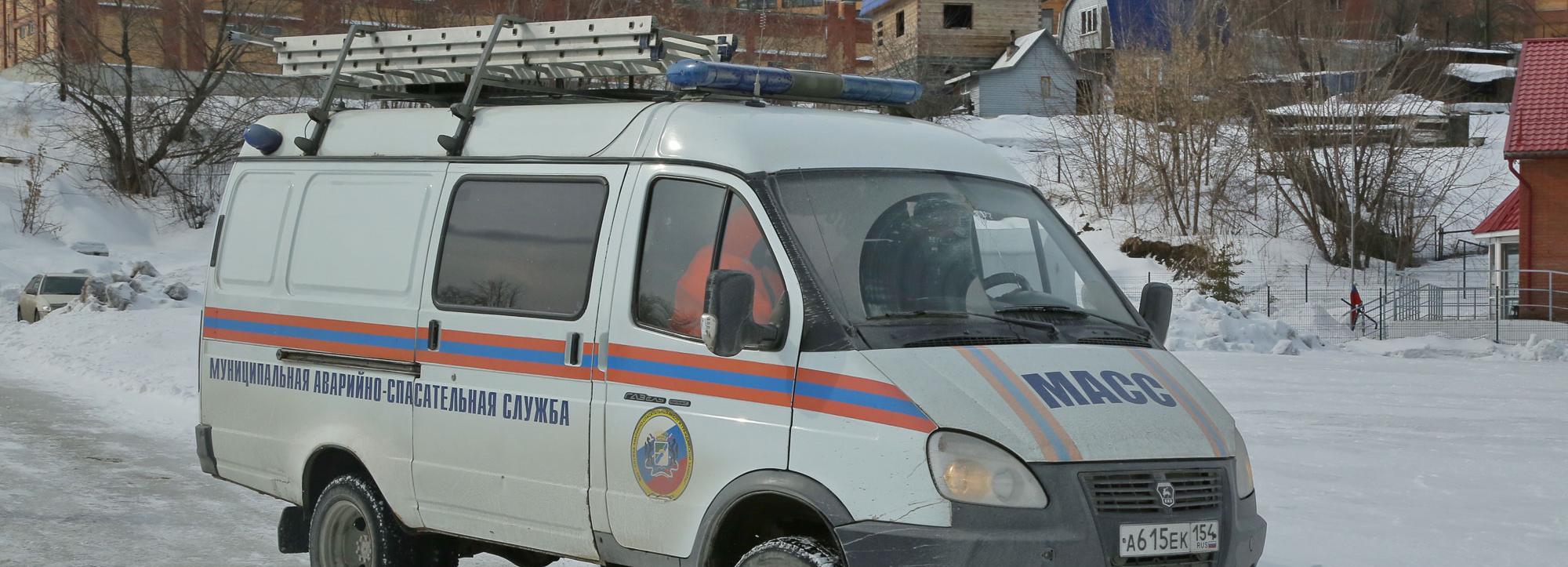 Спасатели вытащили новосибирцев на снегоходе с пляжа «Наутилус»