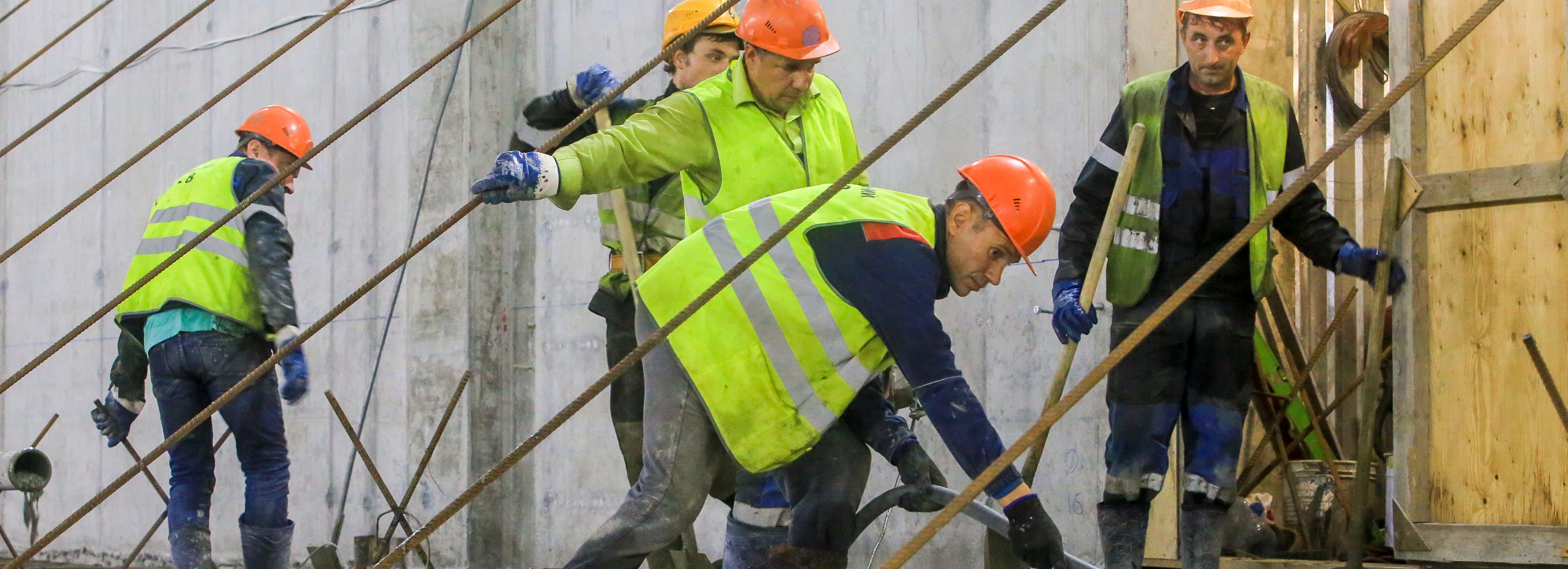 Семь бетономешалок за ночь: как на «Спортивной» заливают перрон