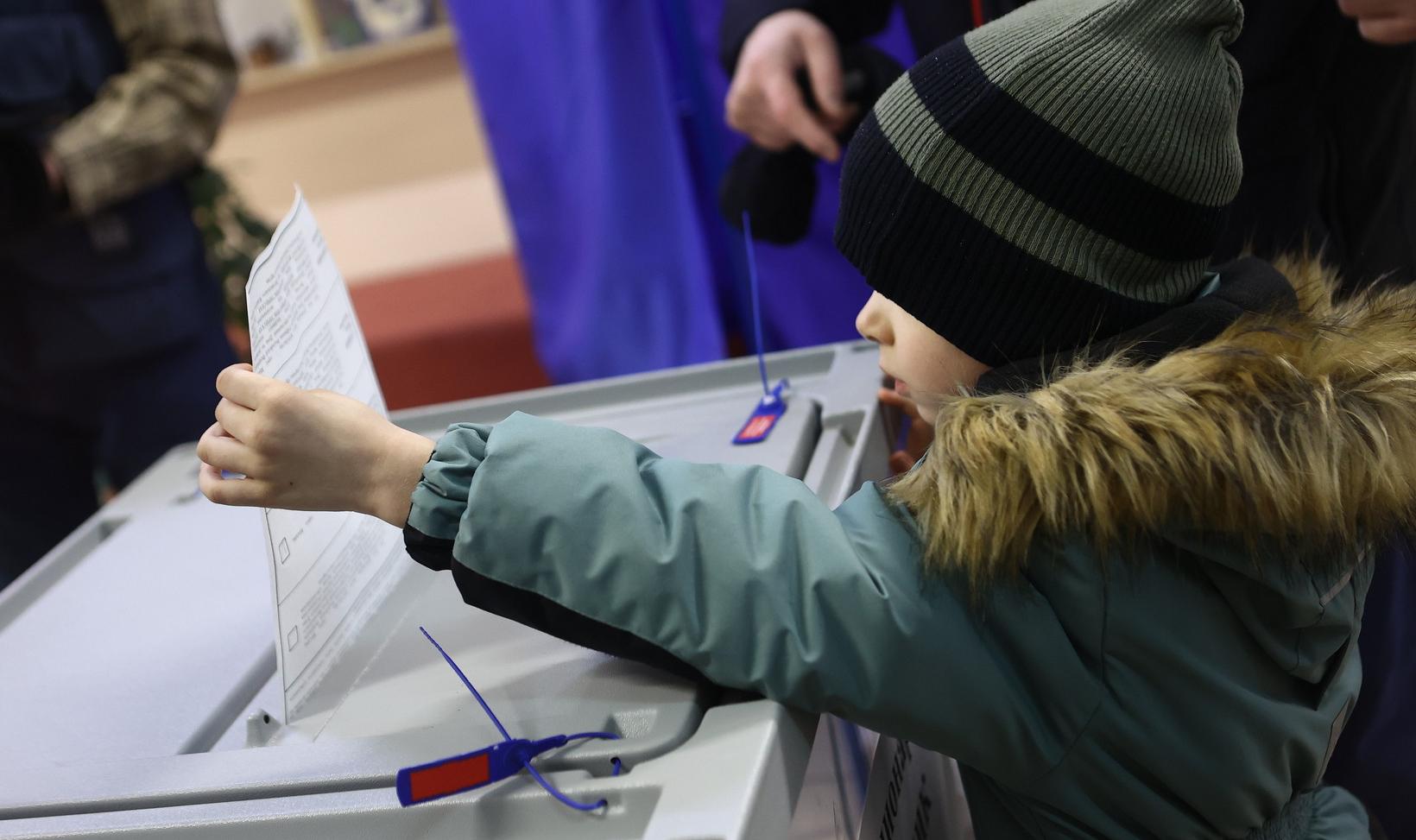 Губернатор Травников ожидает 17 марта ещё больше избирателей на участках