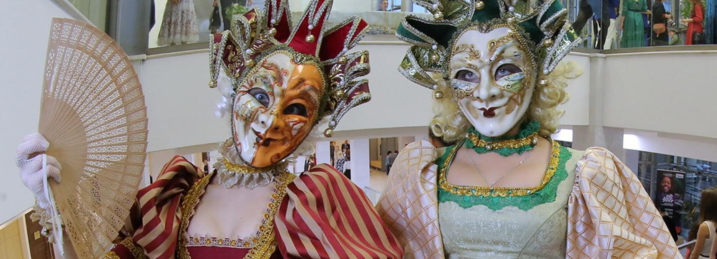 Афиша выходных: арт-капустник, театральная ночь и «Синие носы»