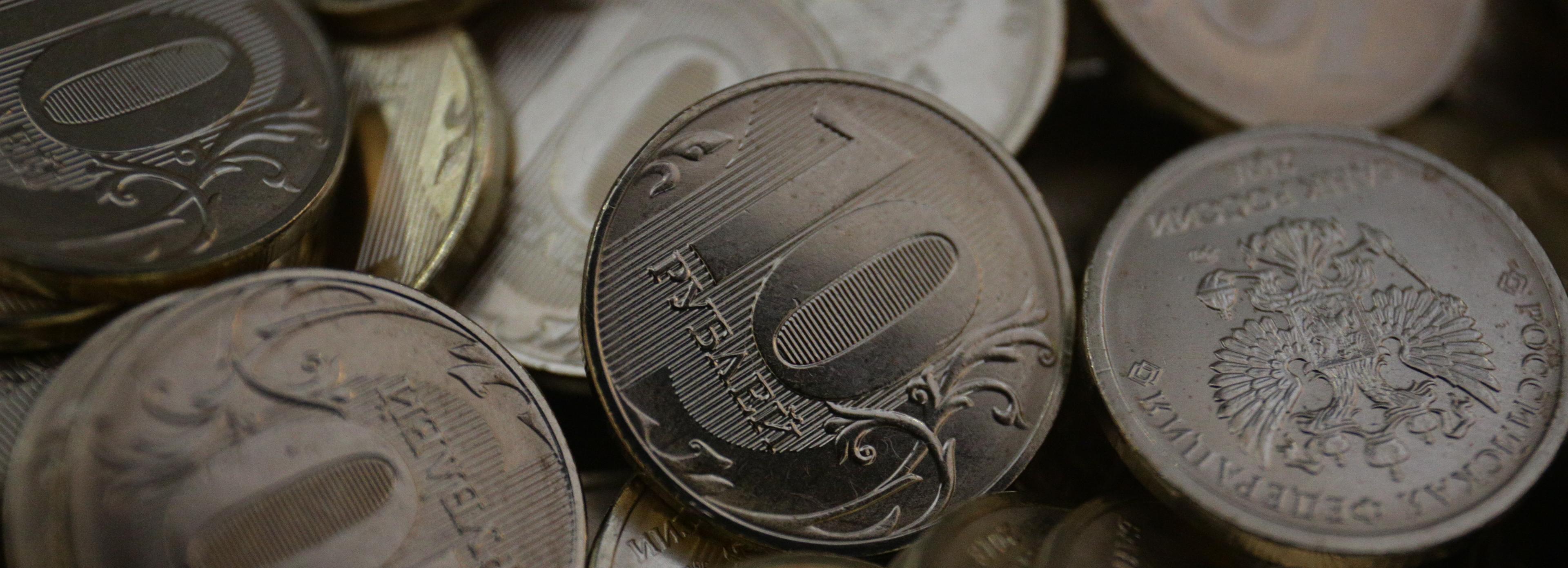 Раскошелились: целый КамАЗ мелочи сдали в банки новосибирцы