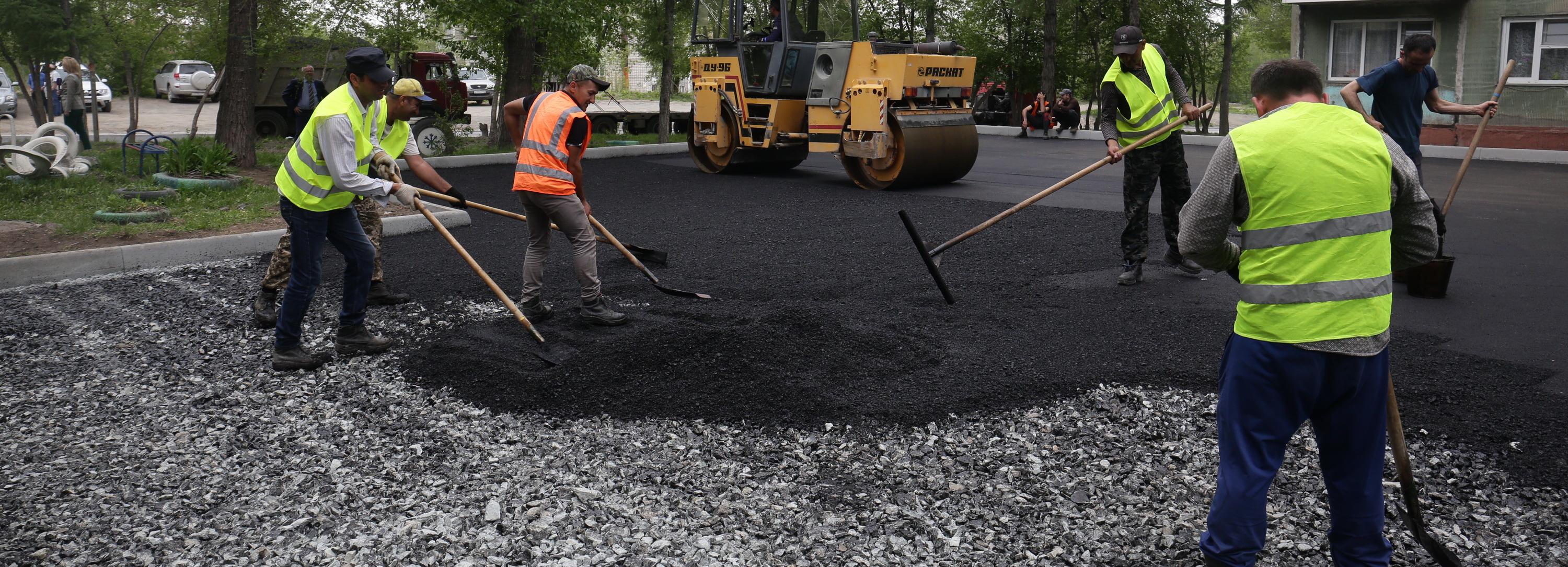 Не видели асфальта 35 лет: как ремонтируют двор на улице Есенина