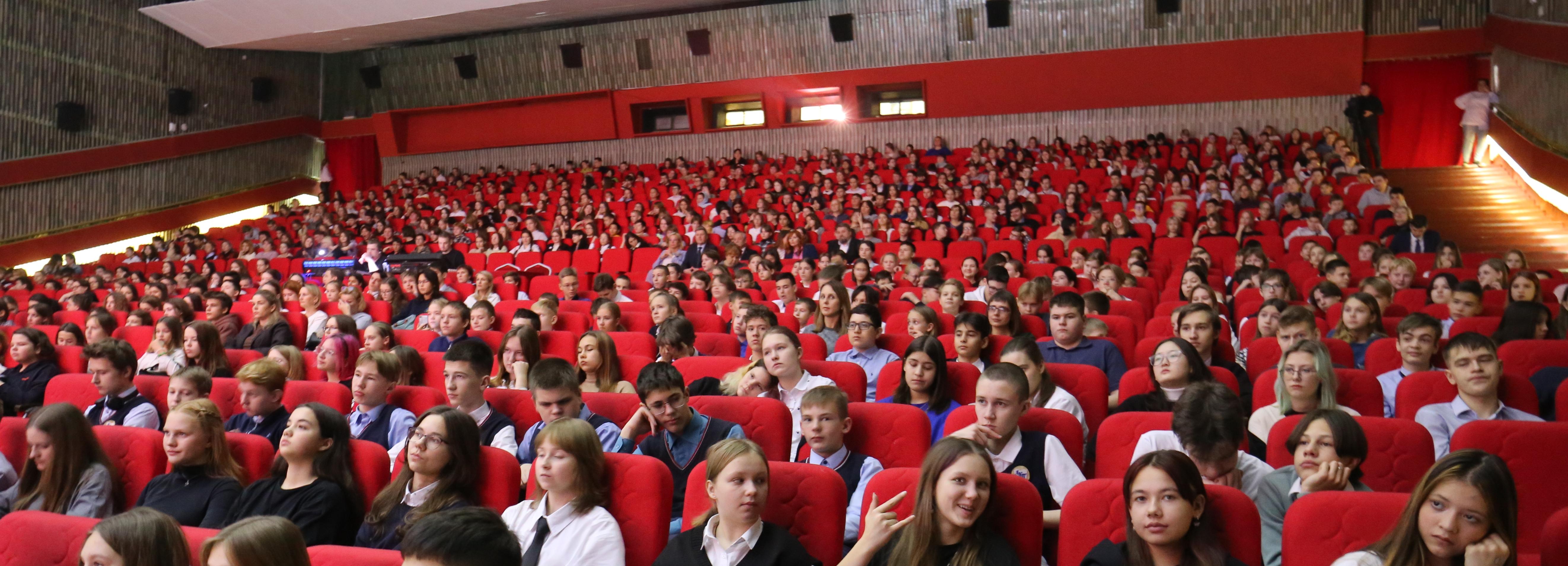 Три киноленты о военном Новосибирске показали школьникам