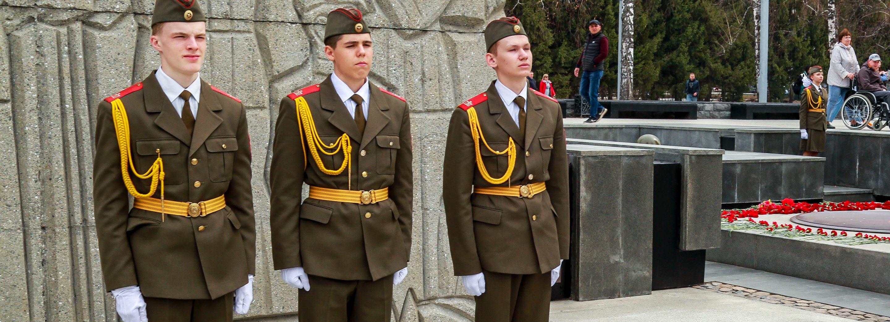 Минские курсанты заступили на вахту памяти у Монумента Славы