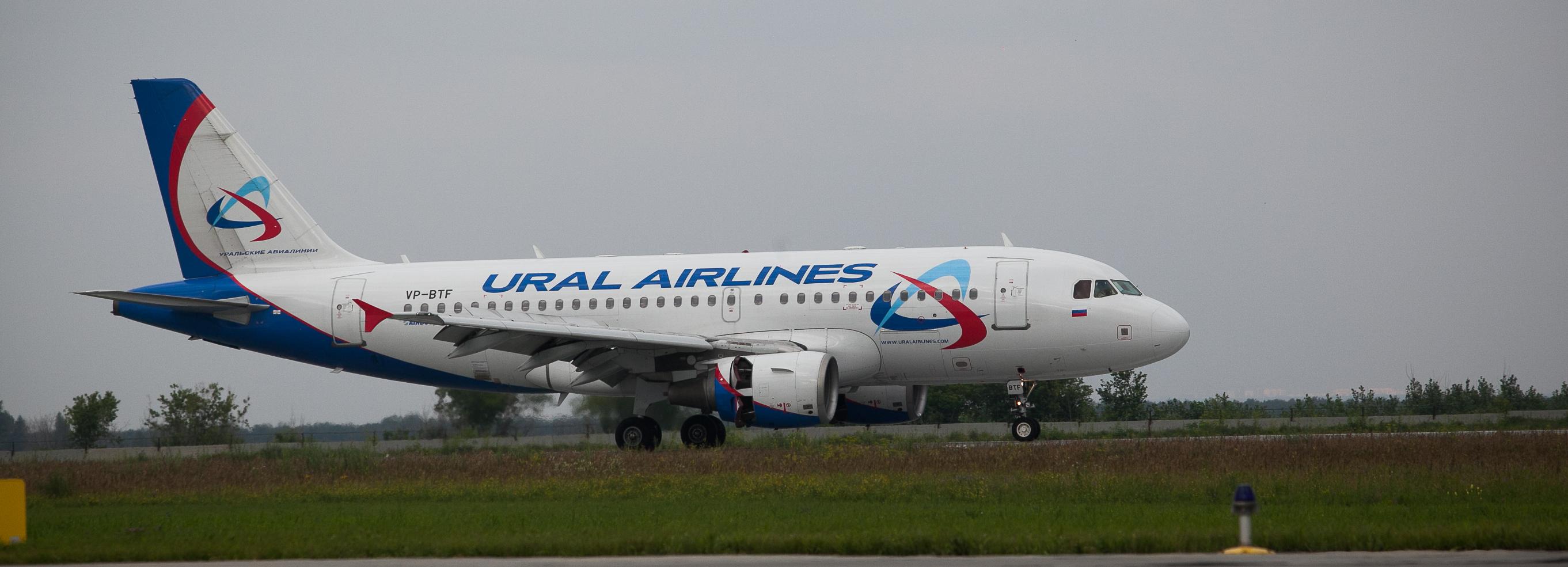 Севший в поле под Новосибирском самолёт начали разбирать на запчасти