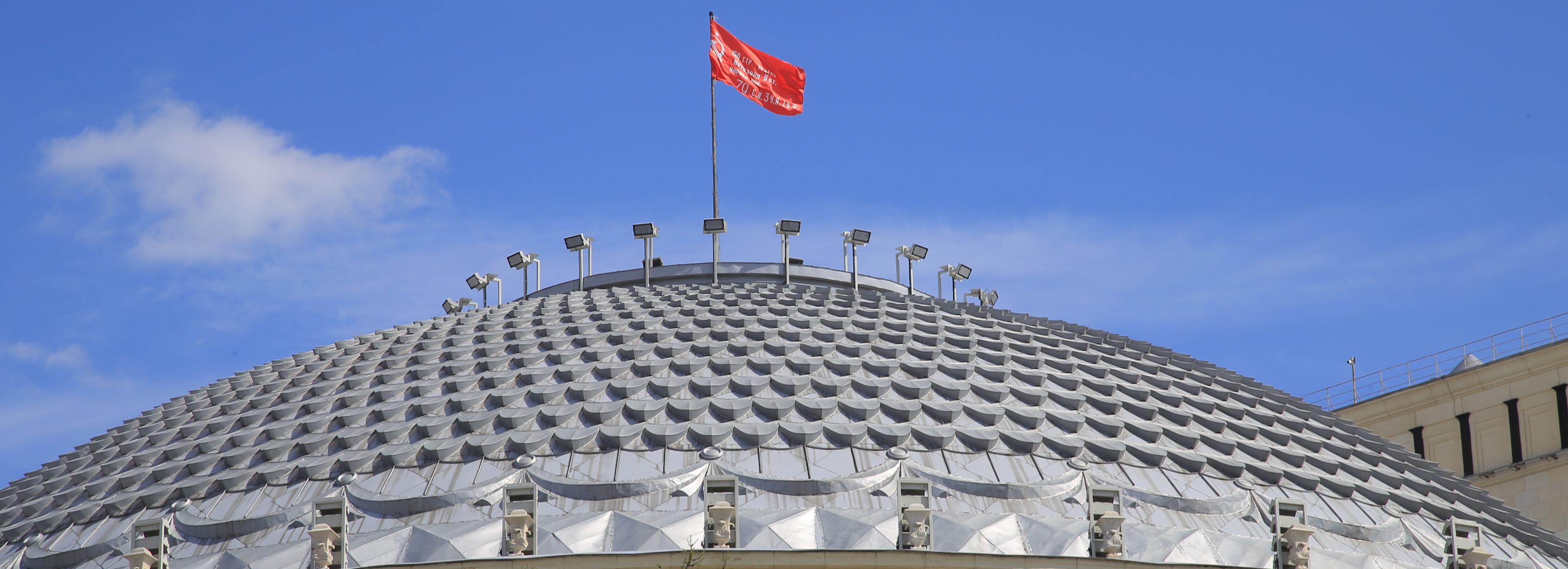 Над куполом оперного театра подняли Знамя Победы