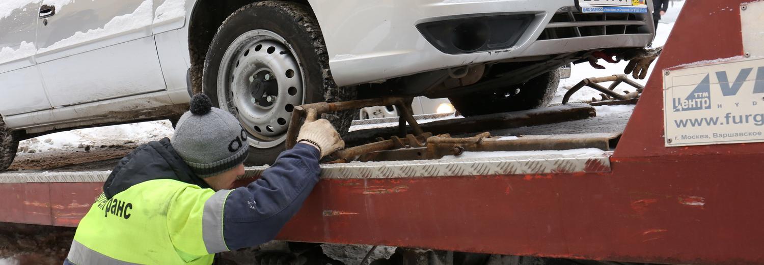 Работает эвакуатор: парковку у Заксобрания запретят с 10 января