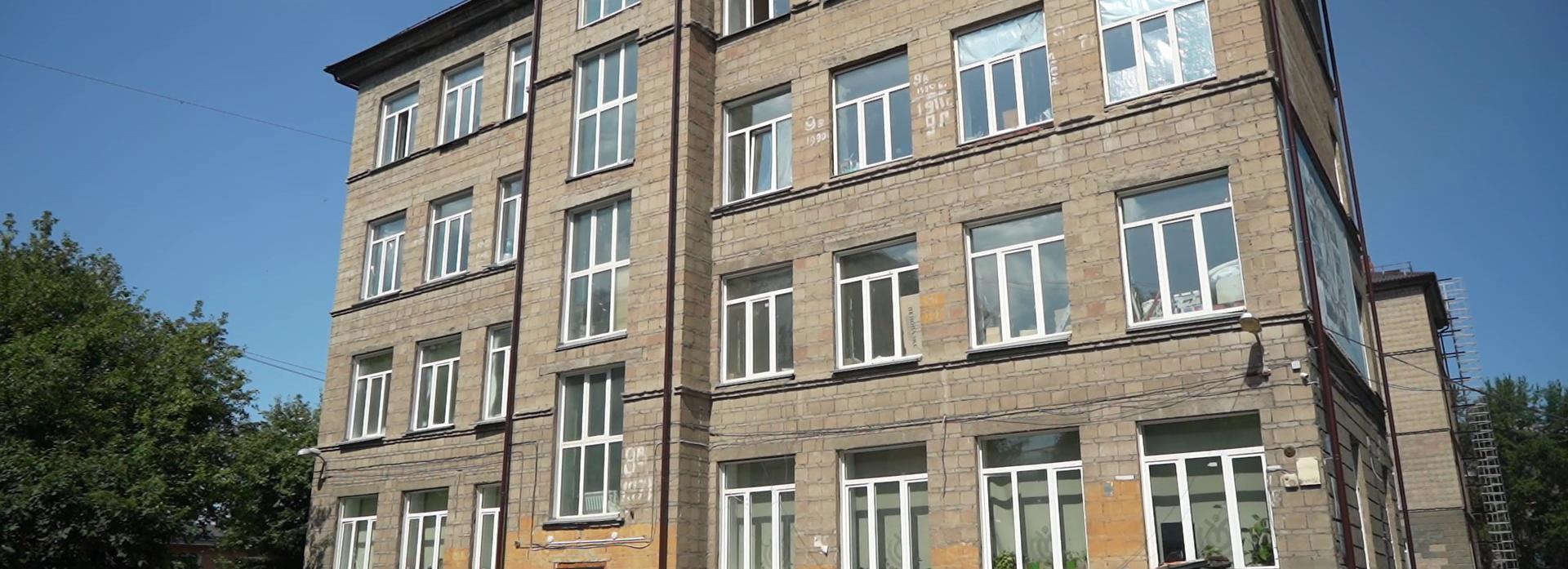 «Полностью обновили крышу»: завершают капремонт гимназии на Маркса