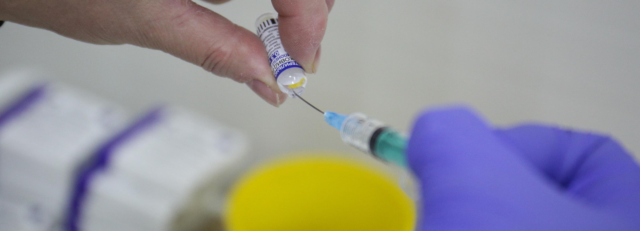 Прививки от коронавируса сделают посетителям ярмарки на Большевистской